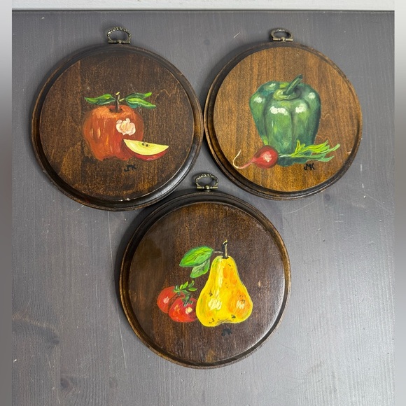 Vintage Round Wood painted fruit/vegetables plaques - Picture 1 of 9